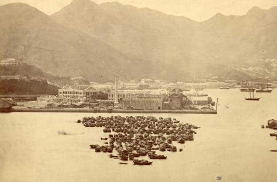  Hong Kong trở thành thuộc địa Anh sau Chiến tranh Nha phiến lần thứ nhất (1839-1842). Lúc đó, dân số ở vùng đất này là 7.450 người.